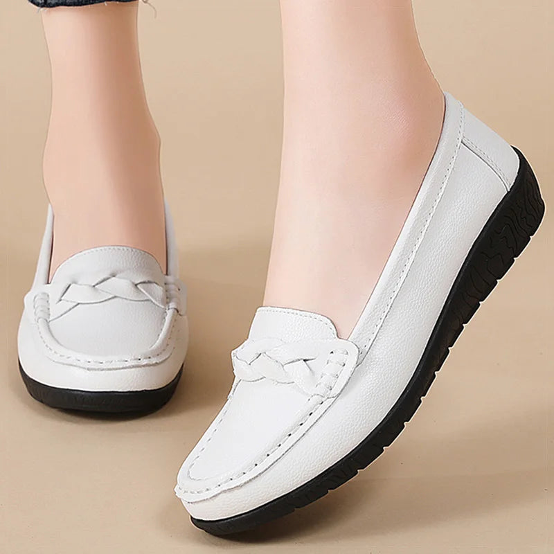 Sapatilha loafer preta couro soft sola plana — detalhe sola
