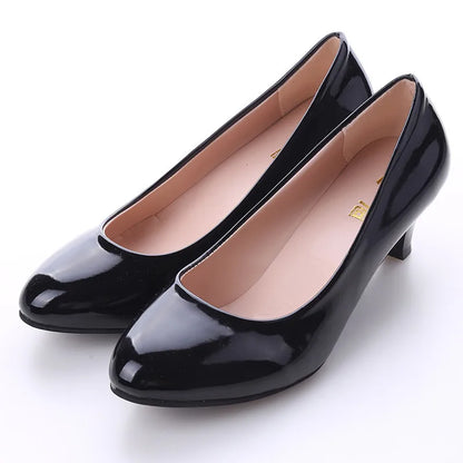 Scarpin vermelho bico fino — detalhe acabamento