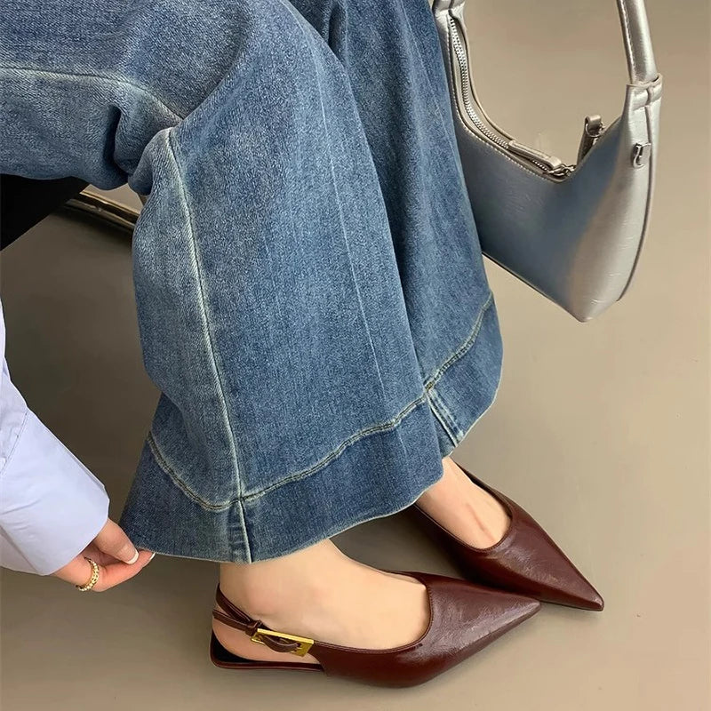 Sandália slingback preta bico fino — detalhe fivela