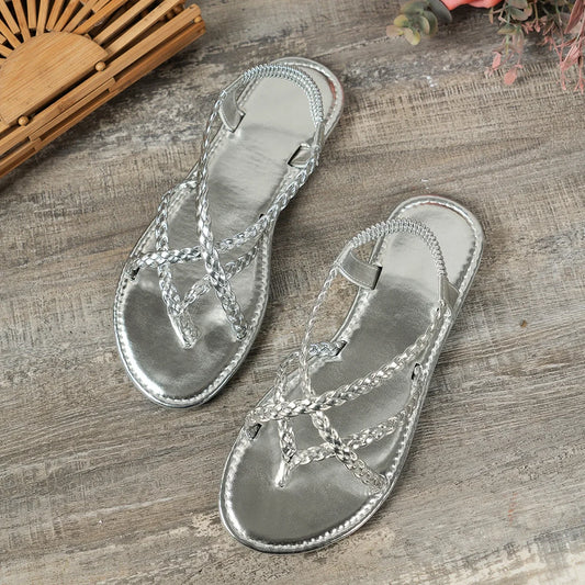 Sandália feminina flat trançada vazada clip toe prata — vista frontal