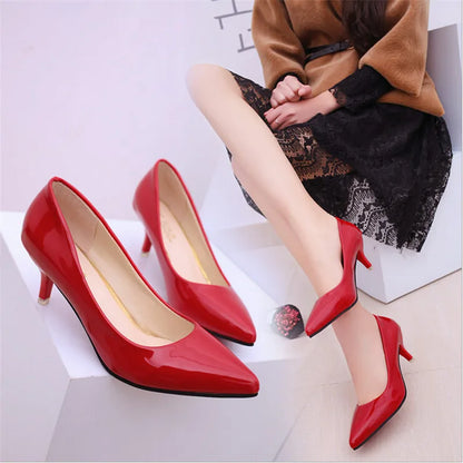 Scarpin vermelho bico fino — detalhe salto
